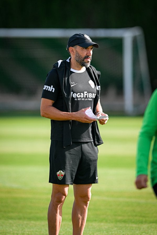 El técnico del Elche, Eder Sarabia, durante un entrenamiento del equipo