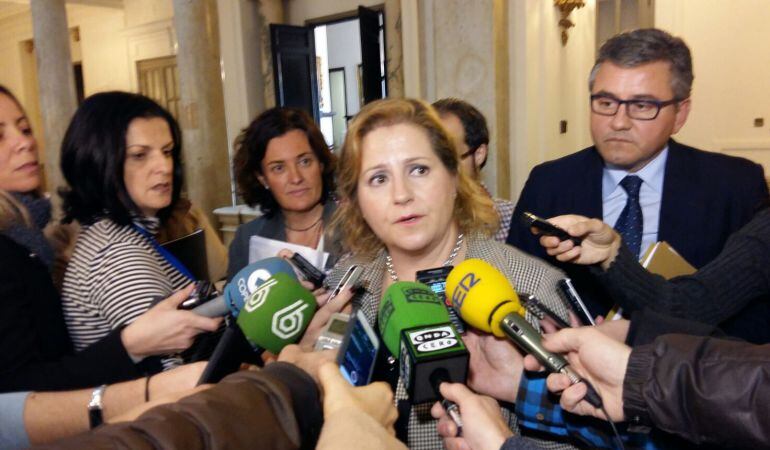 Mari Àngels Ramon-Llin, portavoz adjunta del PP en el Ayuntamiento, atendiendo este jueves a los medios de comunicación