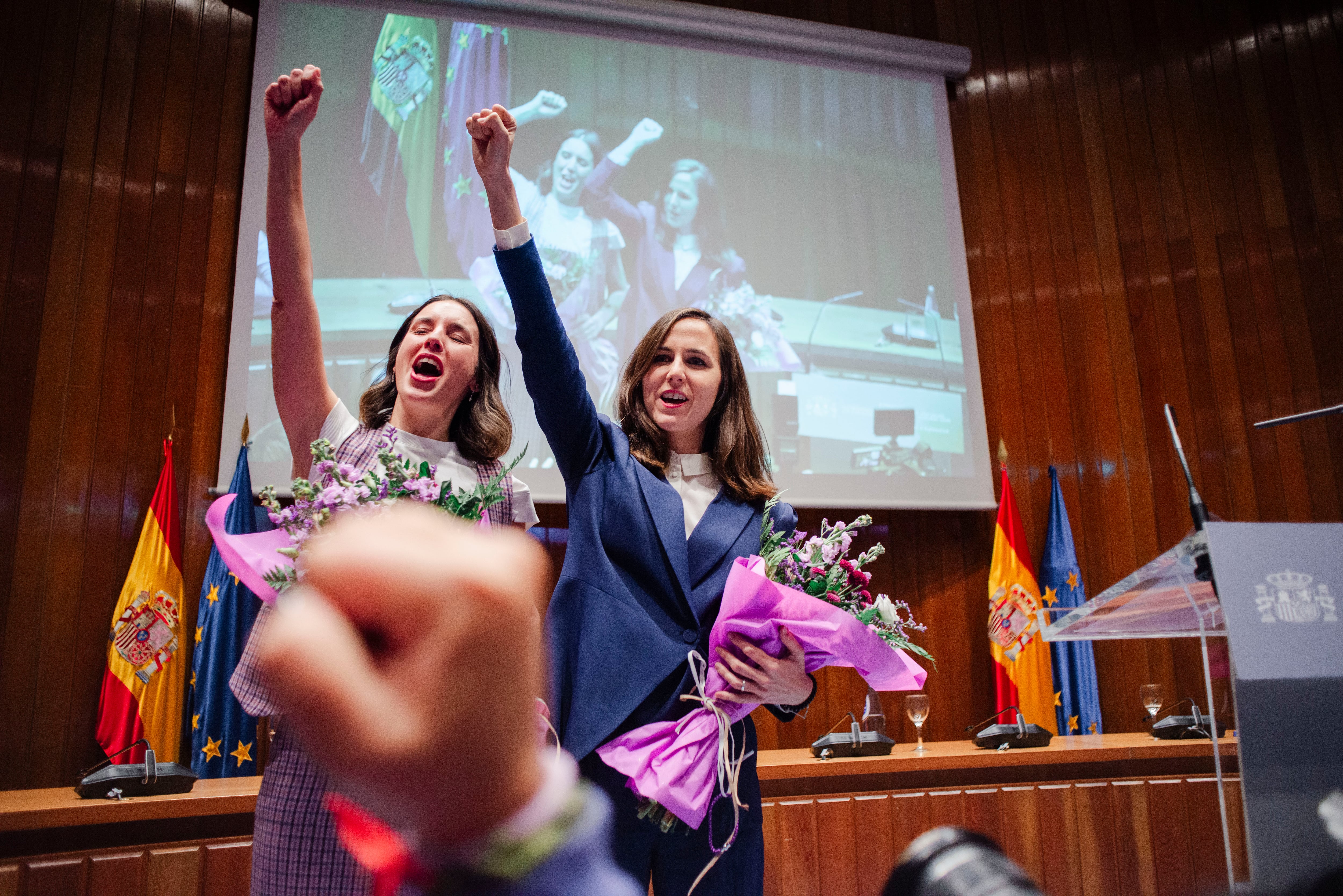 Irene Montero e Ione Belarra este martes durante el traspaso de carteras ministeriales