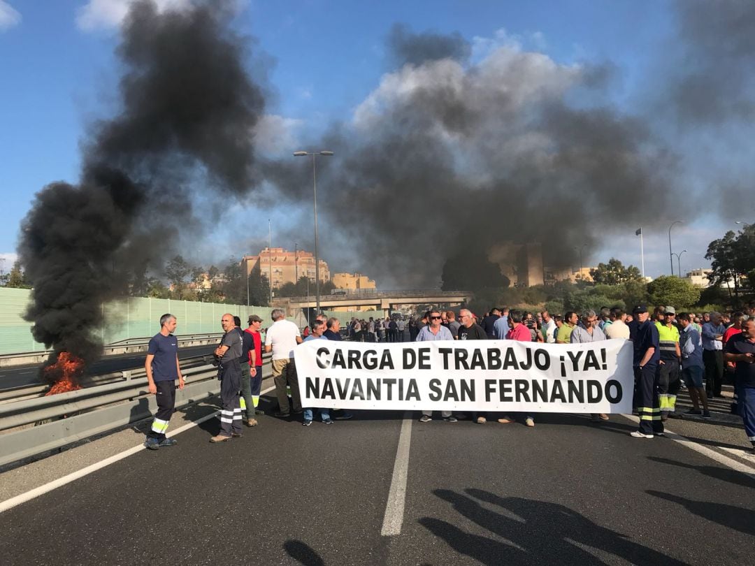 Protesta de la plantilla de Navantia San Fernando. Corte de la CA-33