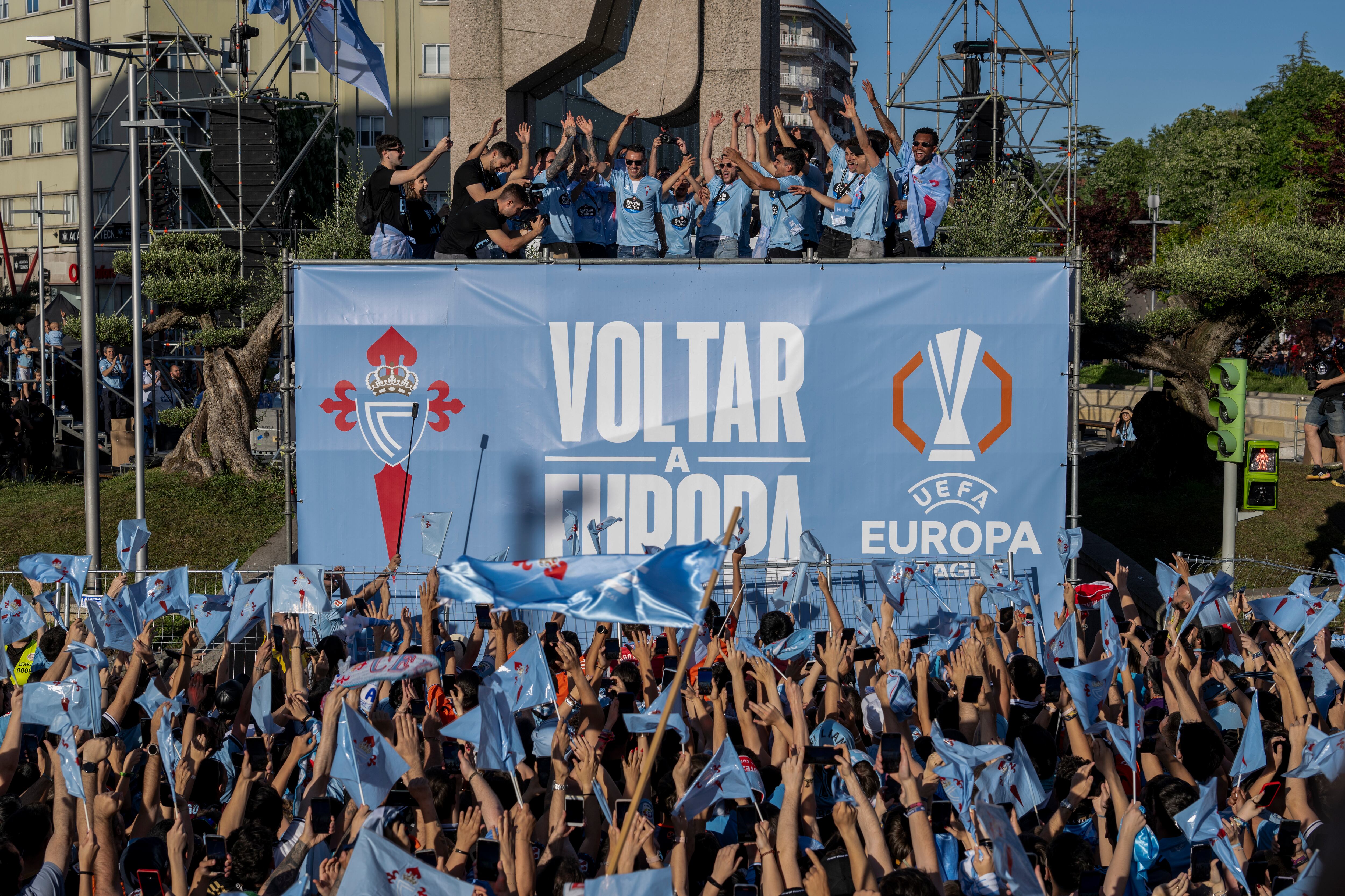 VIGO (GALICIA), 25/05/2025.- Los jugadores del Celta celebran el regreso de su equipo a la Liga Europea este domingo, ante miles de aficionados en la Plaza América de Vigo (Galicia). EFE/ Brais Lorenzo

