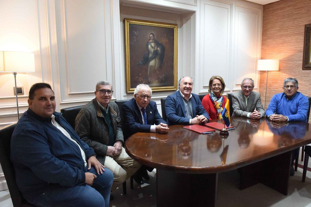 Responsables del ayuntamiento de Algeciras y Farolillos, firman el convenio para la gestión de la feria real