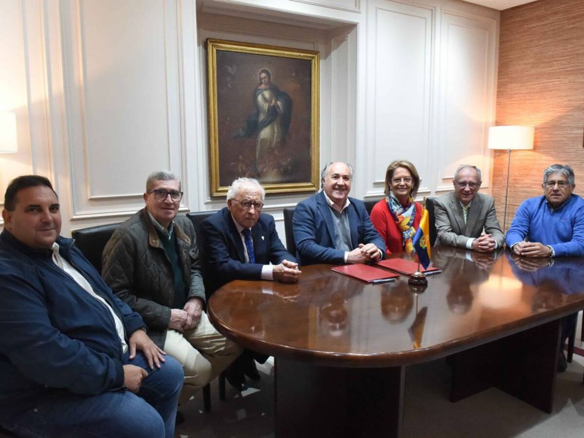 El ayuntamiento firma el convenio con Farolillo para las próximas tres ferias