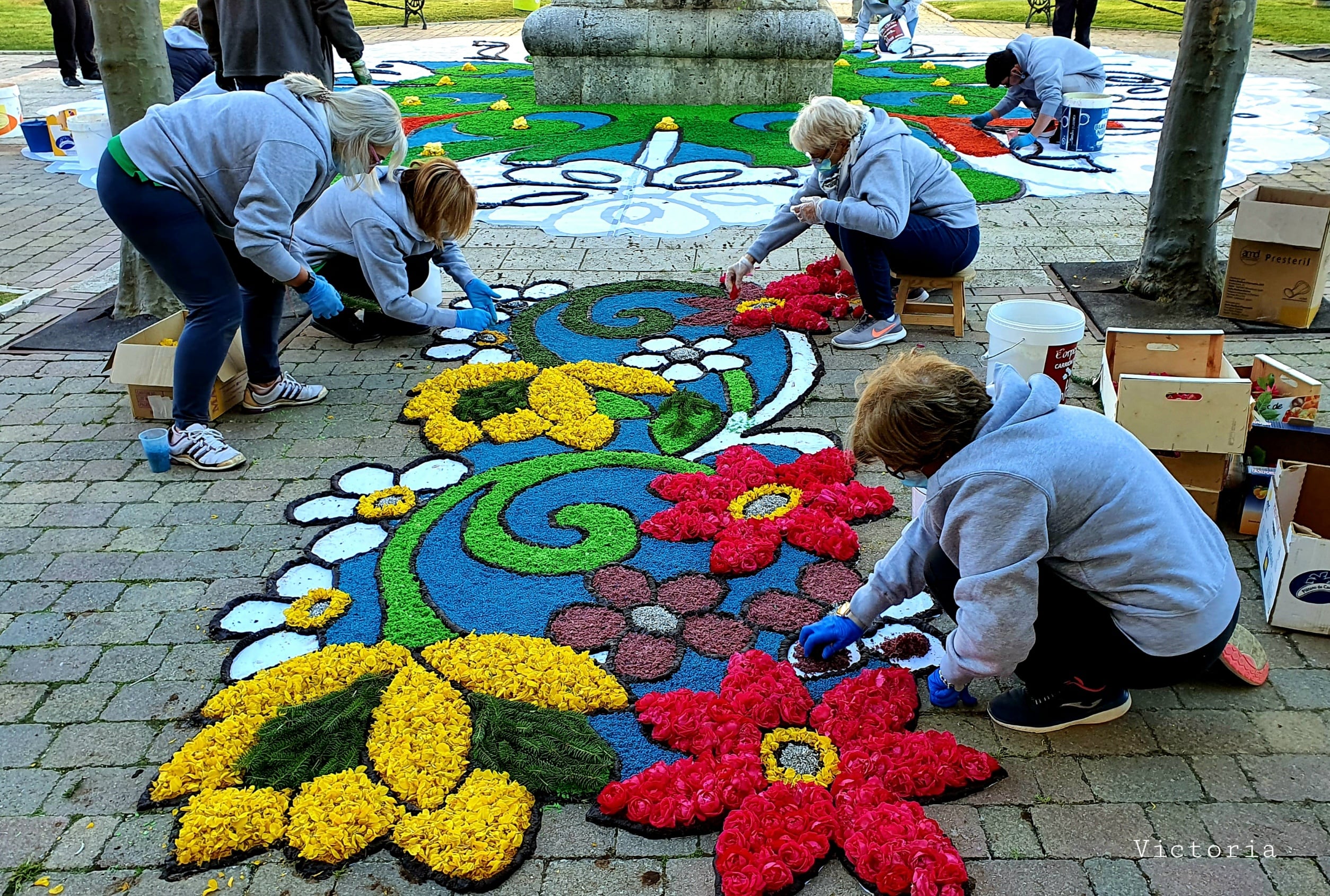 Imagen de la elaboración de una alfombra