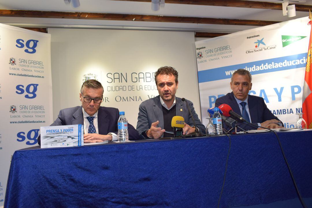 Enrique García presenta los contenidos del curso, acompañado de Antonio Ausín (izq) y Quirino Pomar, de CaixaBank