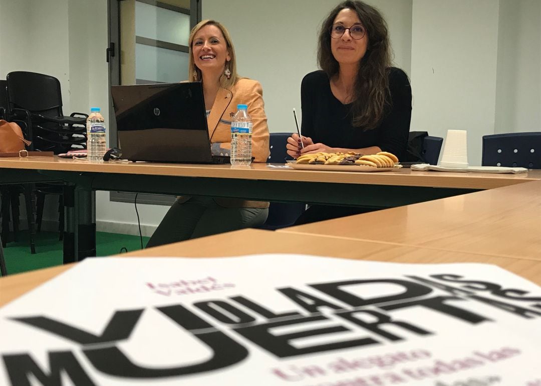 Isabel Valdés (i), periodista del diario El País, junto con Vanessa Irla (d), concejala de Servicios Sociales de Valdepeñas, durante el encuentro con medios de comunicación para abordar la perspectiva de género 