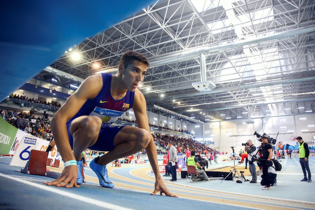 Lucas Búa, momentos antes de tomar la salida en la final de 400 m del Campeonato de España Absoluto de atletismo en pista cubierta que se disputa en Antequera (Málaga)