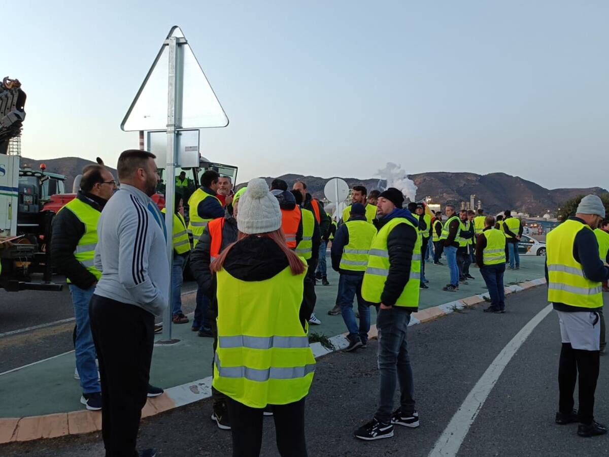 Los tractores vuelven a bloquear los accesos al Valle de Escombreras en Cartagena
