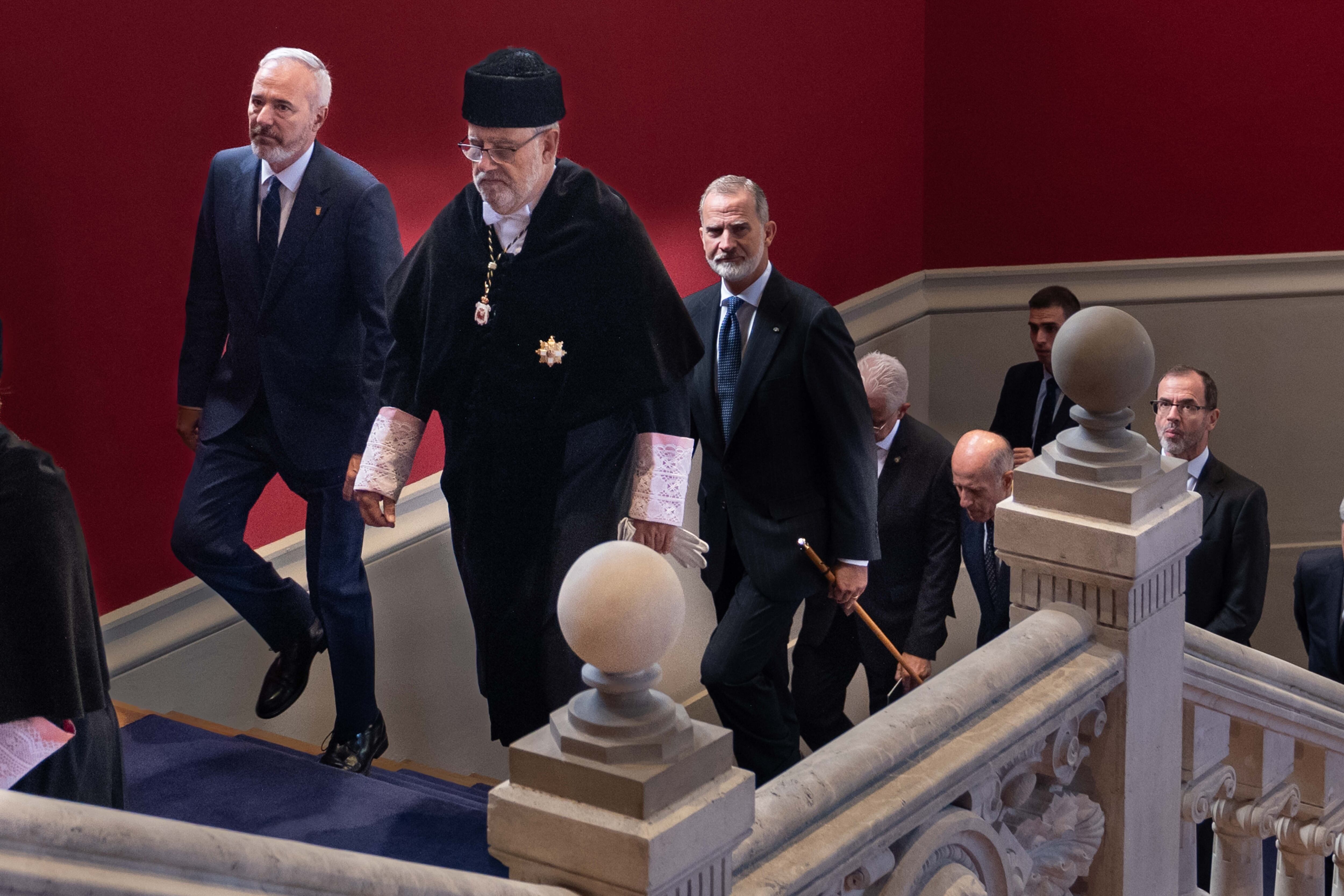 El Rey y el rector de la Universidad de Zaragoza en el paraninfo