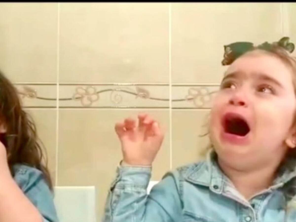 Una niña se come el chocolate antes de tiempo y la reacción de su hermana es desternillante