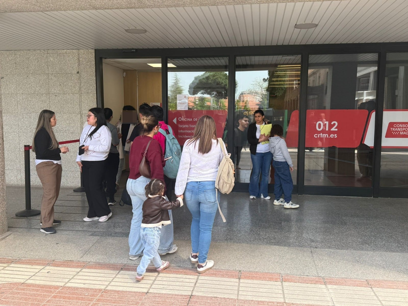 Migrantes haciendo cola en la oficina del CRTM el pasado 10 de abril de 2026