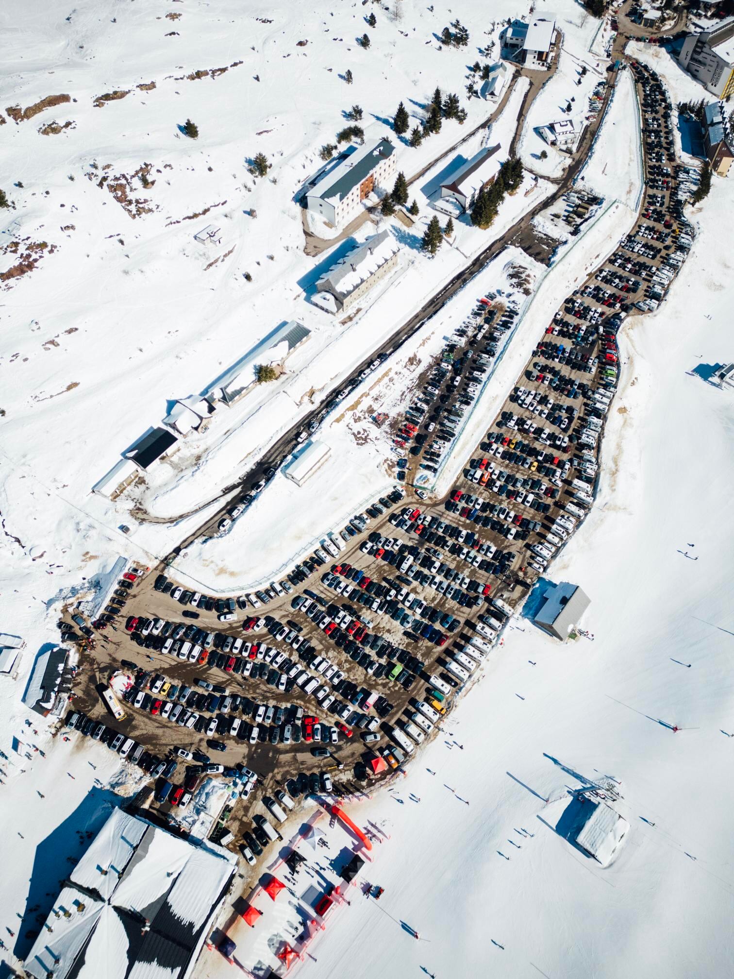 Imagen del aparcamiento de Candanchú hace una semana