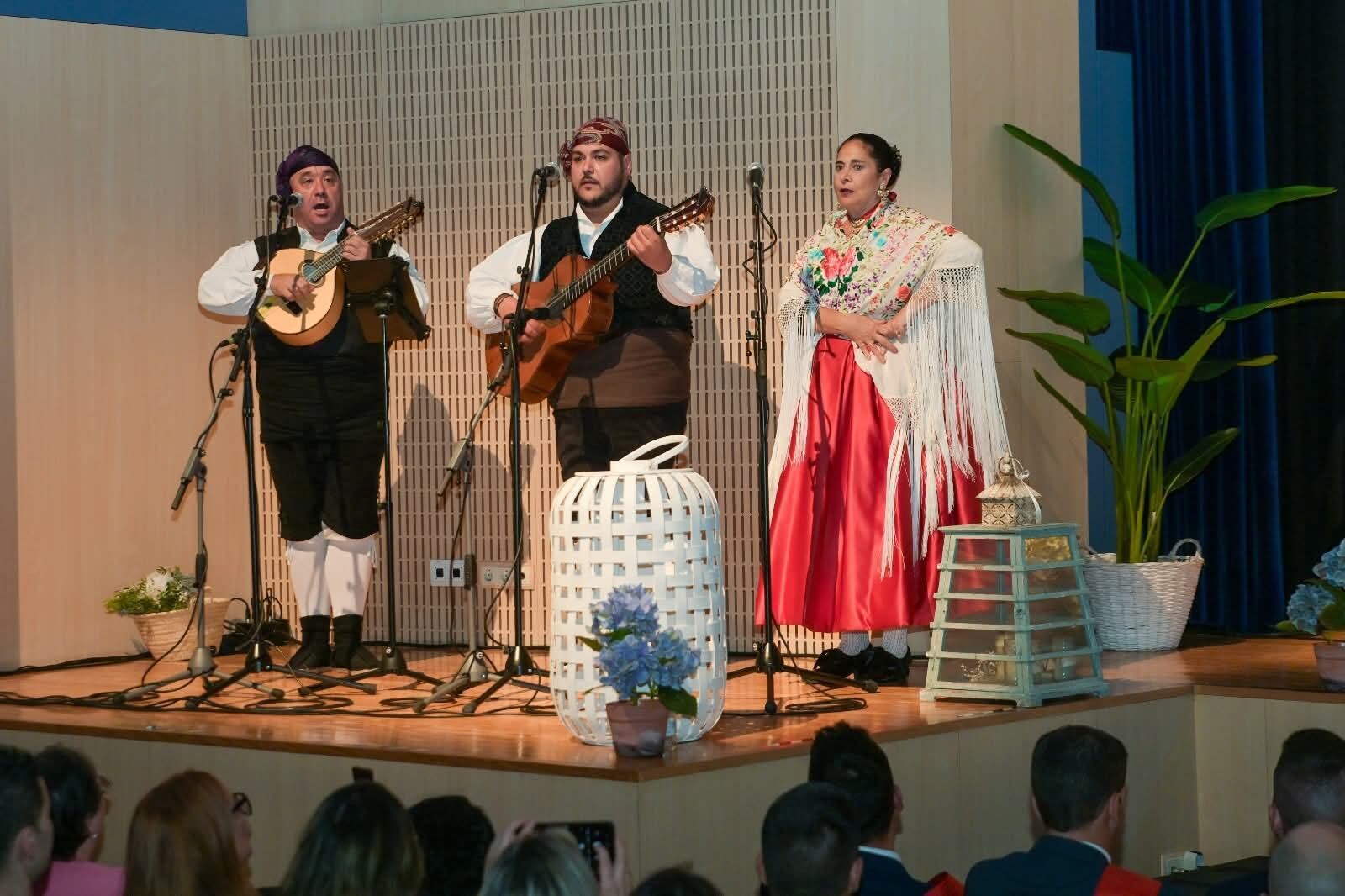 Javier Badules, José Luis López y Conchi Cosculluela en el acto de proclamación de damas. Foto: Eva Zamora y David Gatta