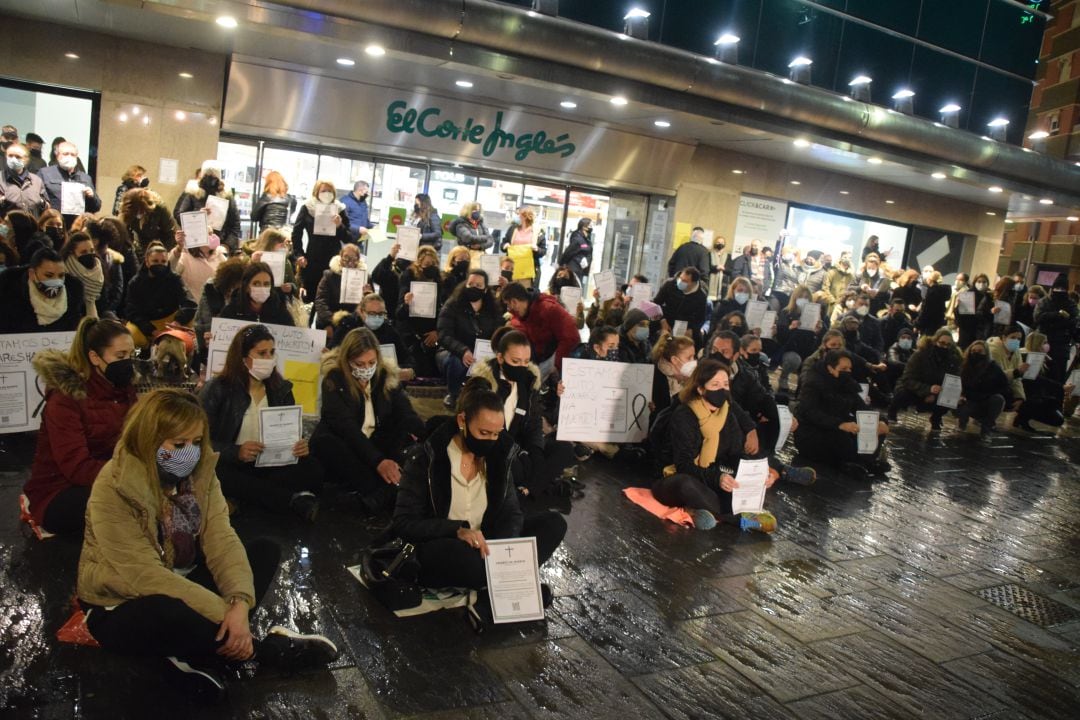 Sentada de los trabajadores de El Corte Inglés de Linares.