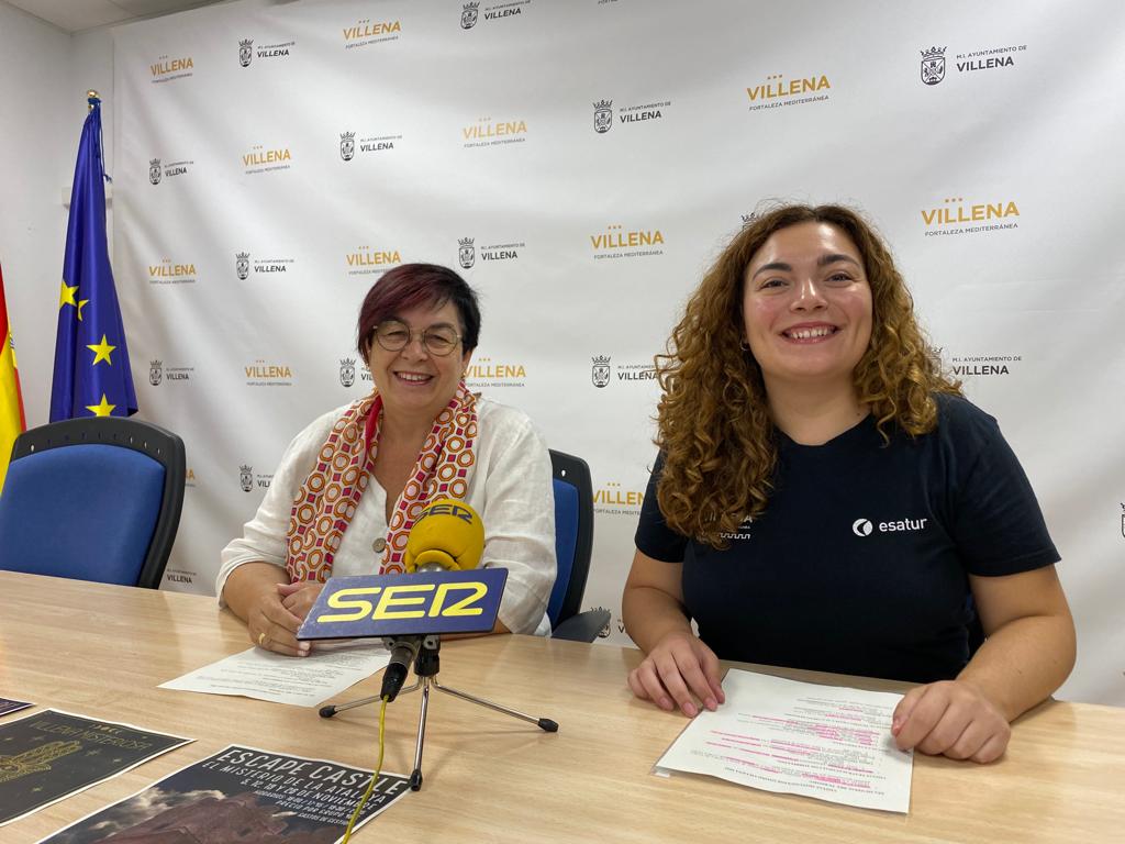 Paula García, concejala de Turismo y Kate Amorós, guía de Turismo