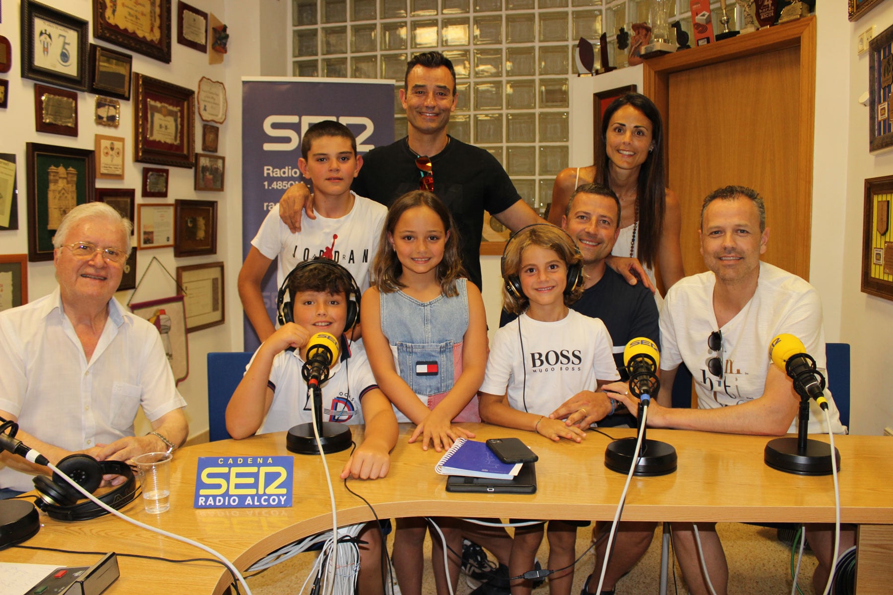 Paco Aznar, Rafa Linares, Ángela Linares, Luis Sánchez y David Linares, junto al Sant Jordiet 2023 Nicolás Sánchez Linares y sus primos