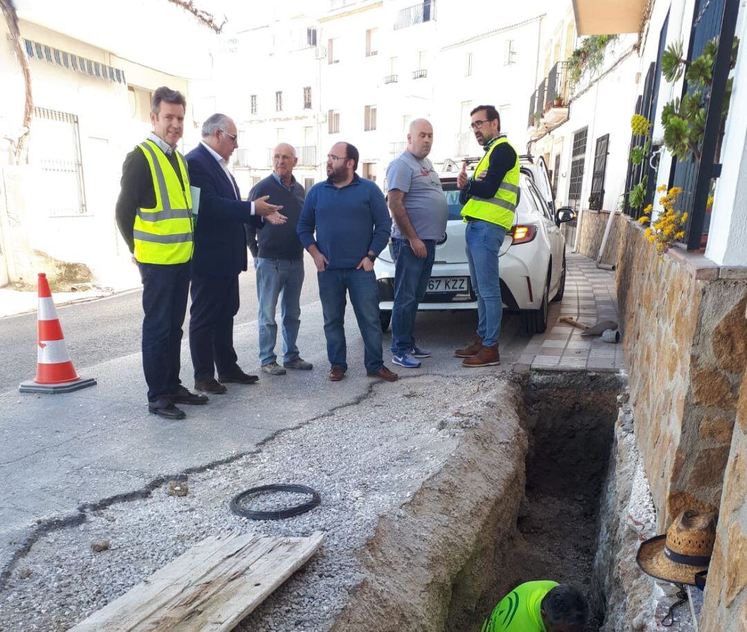 El delegado de Fomento, Jesús Estrella (segundo por la izqda), charla con el alcalde de Jimena, Francisco Ruiz (centro), en presencia de varios técnicos de la obra.