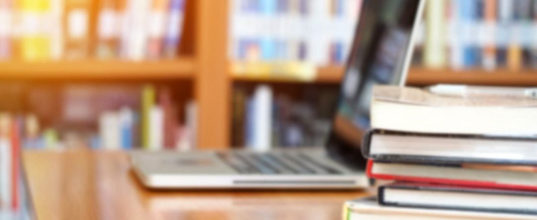 Ordenador portátil en biblioteca, estudiar, estudiante, centro escolar, libros