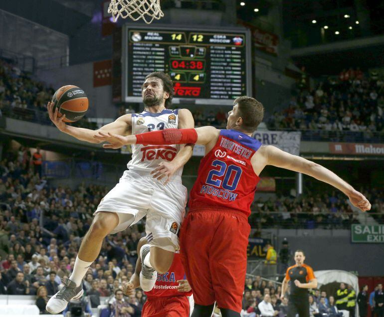 Sergio Llull entrando a canasta en el Real Madrid-CSKA