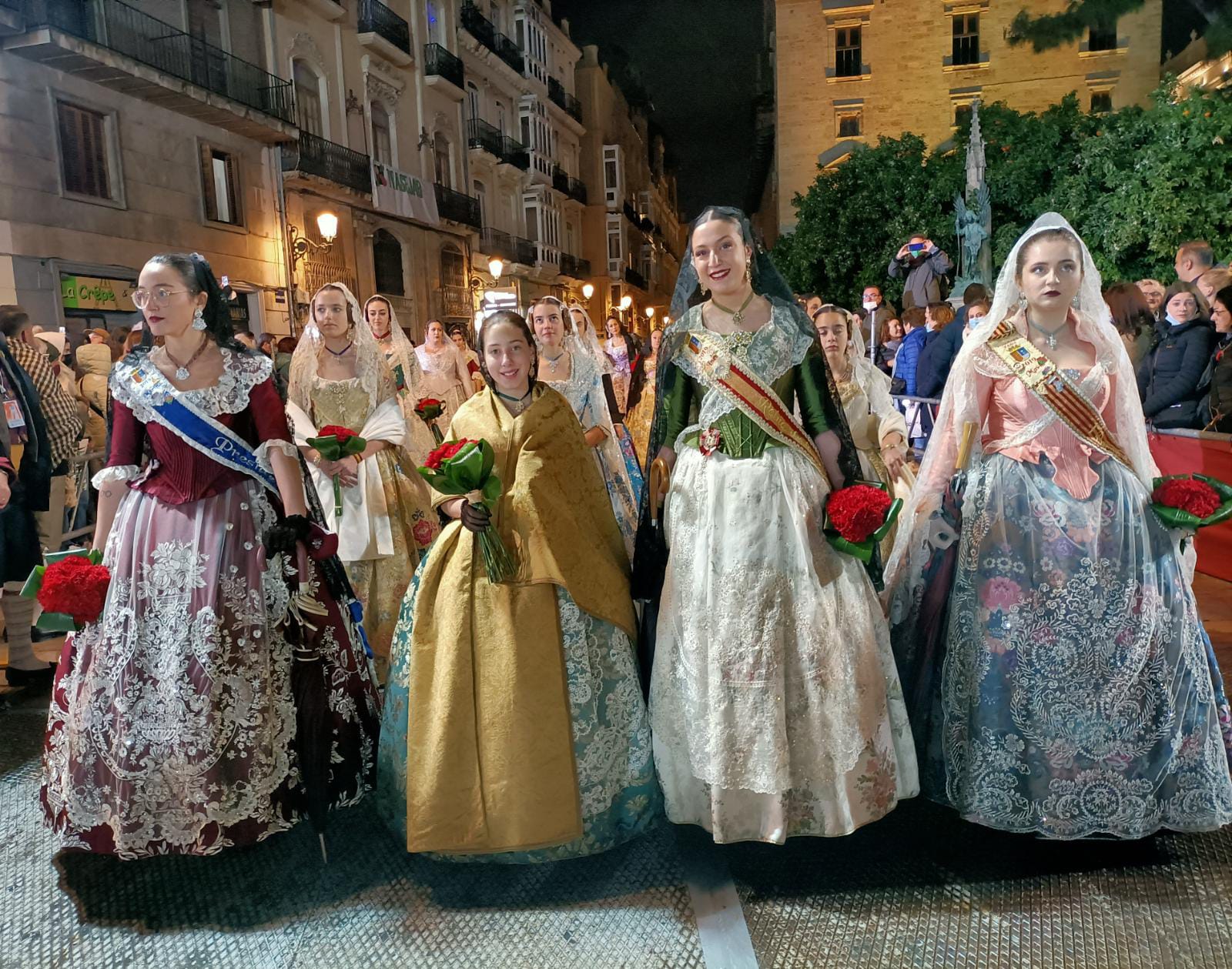 Representantes de Fogueres de Xàbia en la ofrenda de flores a la Virgen de los Desamparados en València.