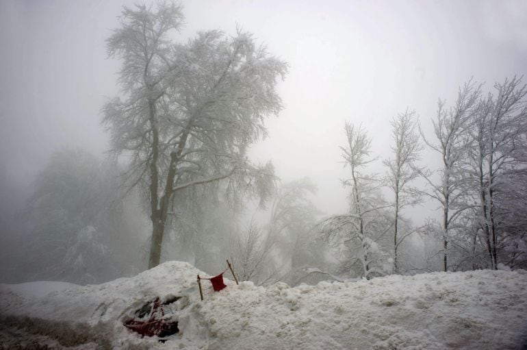 Un coche sepultado por la nieve entre Roncesvalles e Ibañeta (Navarra)