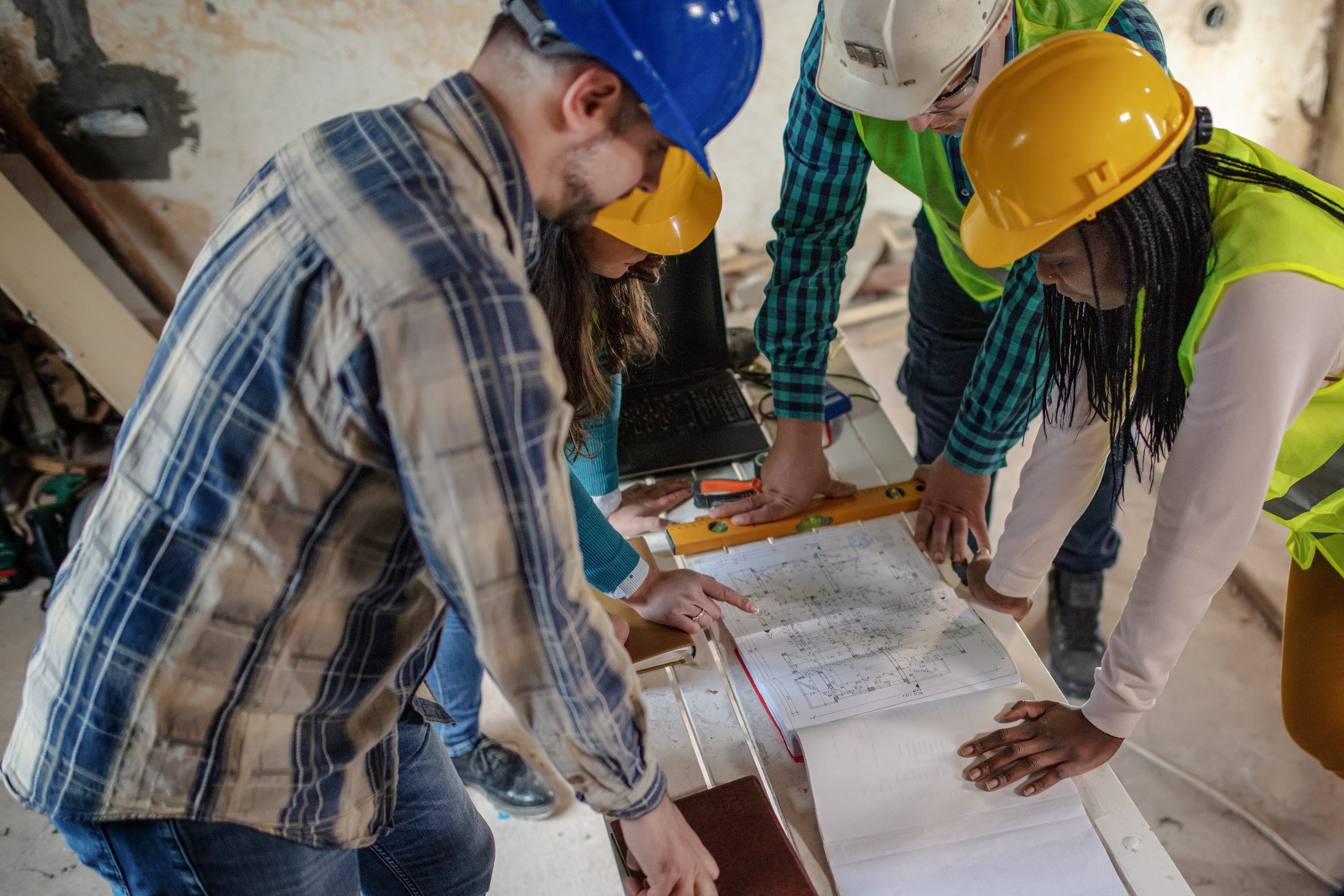 Arquitectos realizando trabajos en una obra, en una imagen de archivo