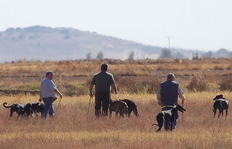 Imagen de archivo de unos cazadores acompañados de sus perros