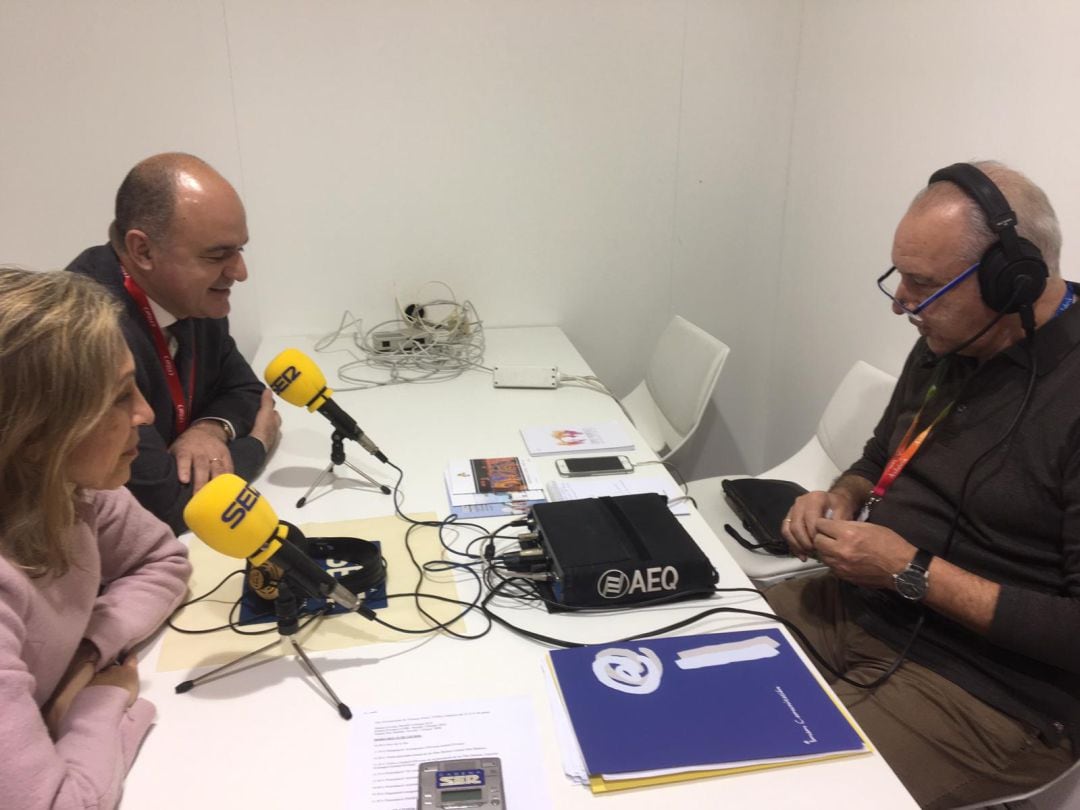 Vicent Marí junto a la concejala de turismo, Carmen Ferrer, esta mañana en FITUR