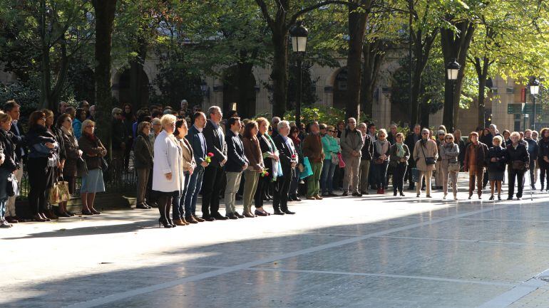 Momento de la concentración celebrada frente a la Diuptación de Gipuzkoa en repulsa por los atentados del París.