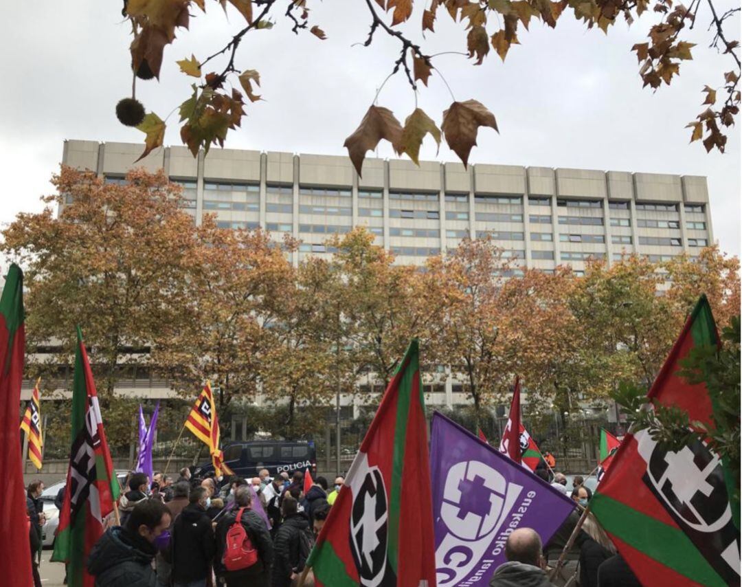 Protesta de trabajadores de la automoción frente a la sede del Ministerio de Industria en Madrid.