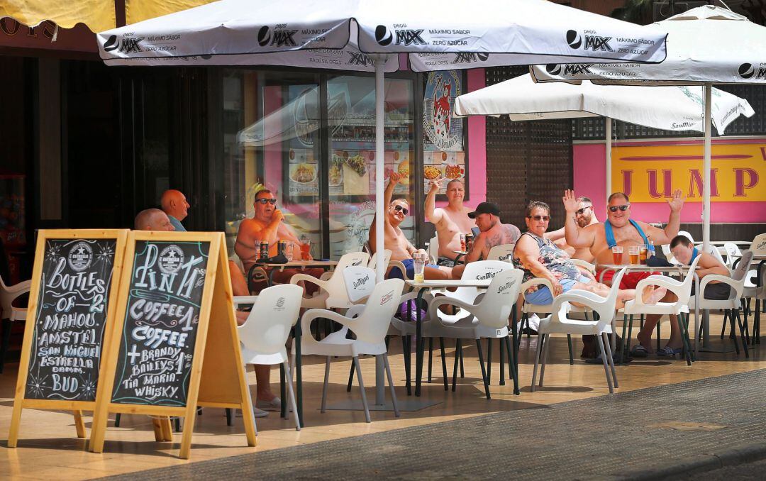 Turistas en un pub de Benidorm este verano.