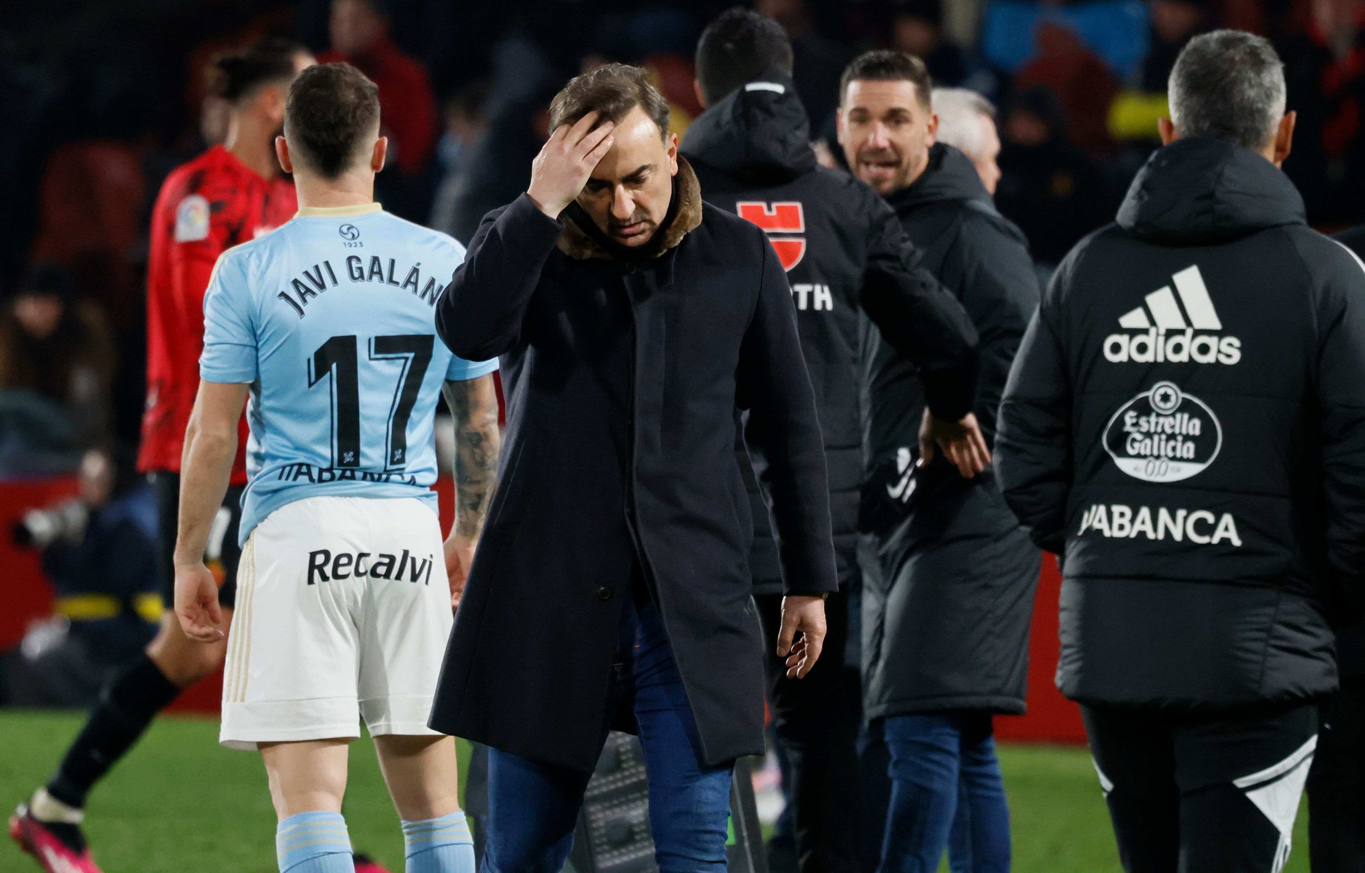 PALMA DE MALLORCA, 20/01/2023.- El entrenador del Celta, Carlos Carvalhal, durante el partido de Liga en Primera División que RCD Mallorca y Celta de Vigo disputan este viernes en el estadio de Son Moix, en Palma de Mallorca. EFE/Cati Cladera
