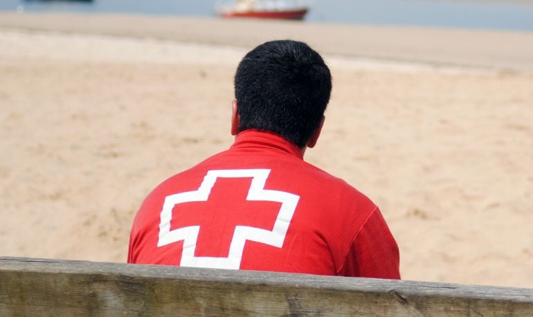 Un socorrista de la Cruz Roja en una de las playas.