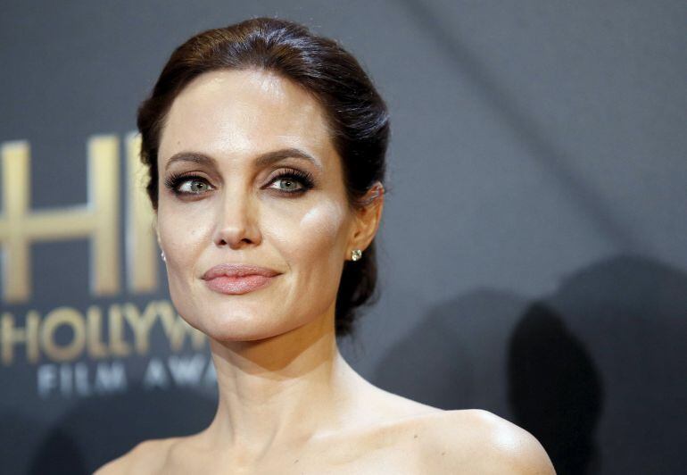 Angelina Jolie posa ante los fotografos en una gala de Hollywood.