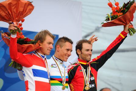 Alejandro Valverde (bronce), en el pódium del Mundial 2012, junto con Gilbert (oro) y Boasson Hagen (plata)