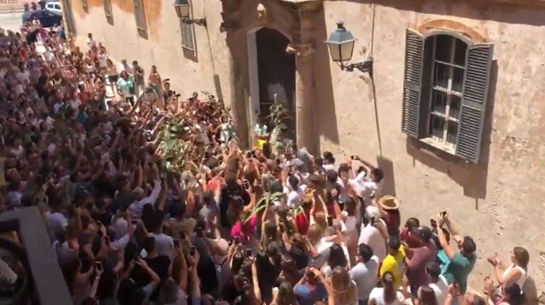 El primer toc de fabiol il·legal va reunir centenars de persones a Ciutadella.