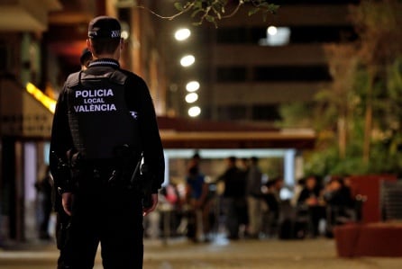 Agentes de la Policía Local vigilan que se cumpla la normativa antes del cierre de los locales en una conocida zona de ocio de la ciudad.