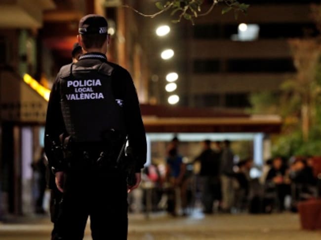 Agentes de la Policía Local vigilan que se cumpla la normativa antes del cierre de los locales en una conocida zona de ocio de la ciudad.