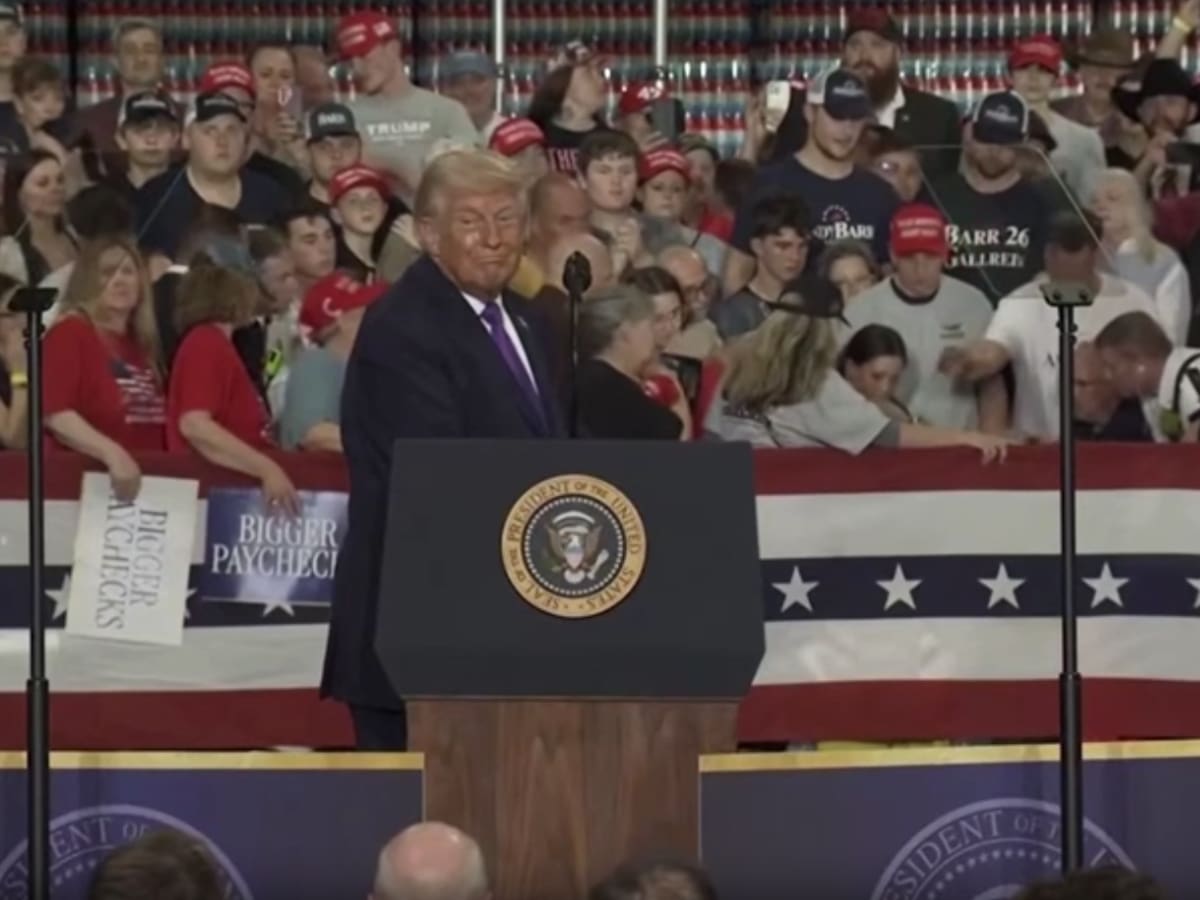 Una mujer se desmaya en una comparecencia de Donald Trump en Kentucky