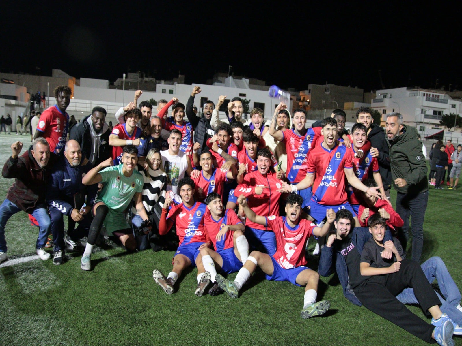 La UD Lanzarote “B” celebrando su clasificación para los cuartos de final de la Copa José Antonio Ruiz Caballero.