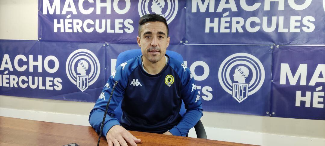 Pedro sánchez, en la sala de prensa del Rico Pérez