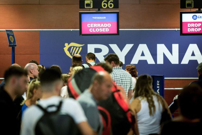 Numerosos usuarios esperan en los mostradores de facturación de la aerolínea Ryanair, en la Terminal 2 del aeropuerto del Prat Barcelona