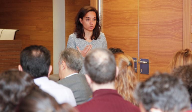 La alcaldesa, Sara Hernández, explica a técnicos municipales cómo será el Catálogo de Transparencia.