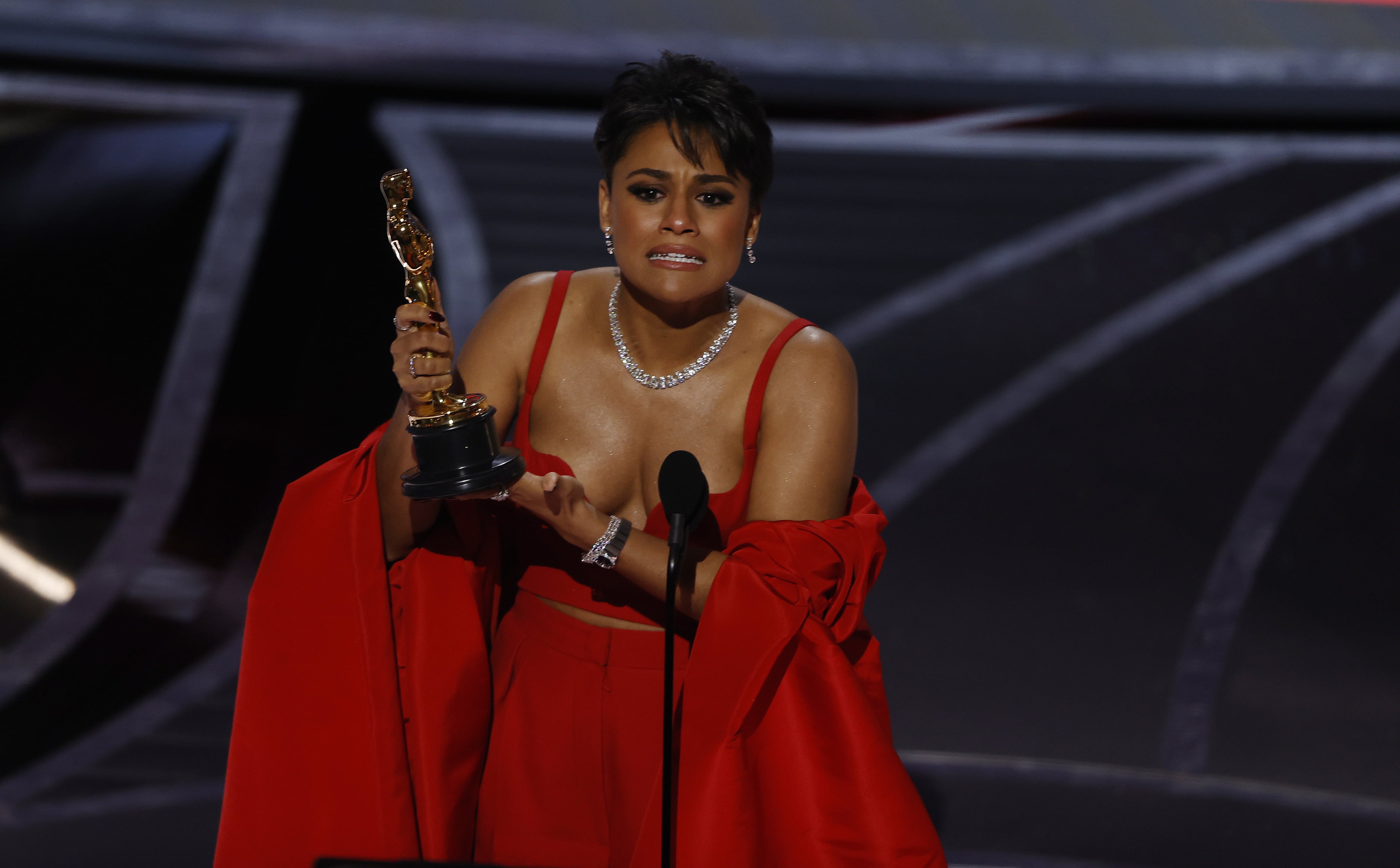 Ariana DeBose emociona al mundo con su discurso al ganar el Oscar