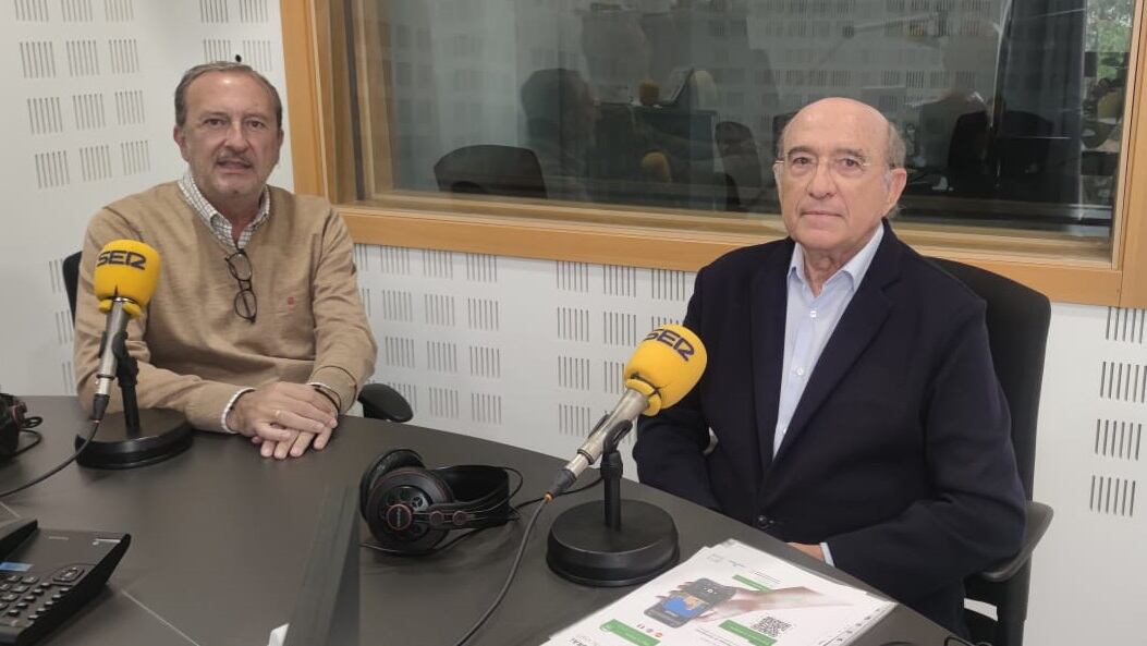 Rafael Mirat, presidente de la ACL24; y Antonio Ráez, tesorero de la asociación, en los estudios de SER Madrid Sur