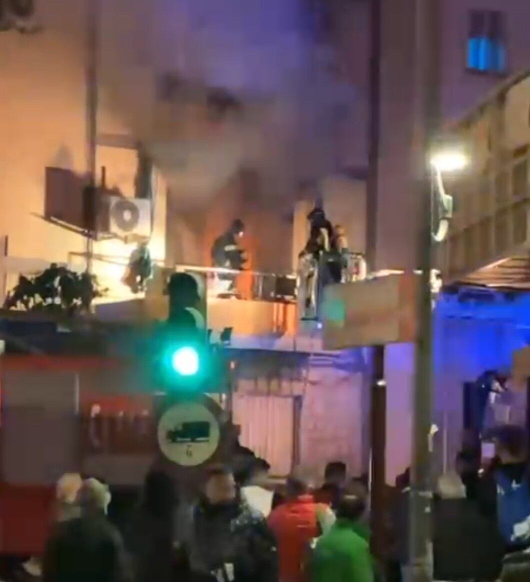 Bomberos rescatan a tres menores afectados por inhalación de humo.