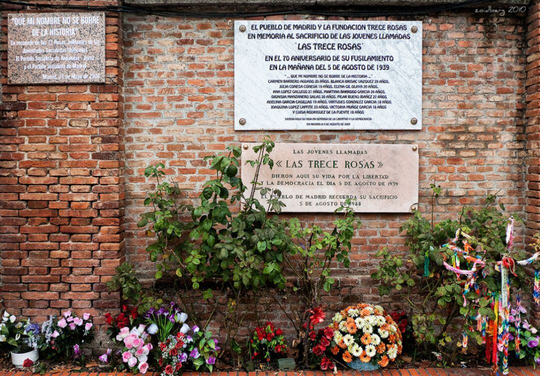 Monumento a las Trece Rosas en el cementerio de La Almudena de Madrid