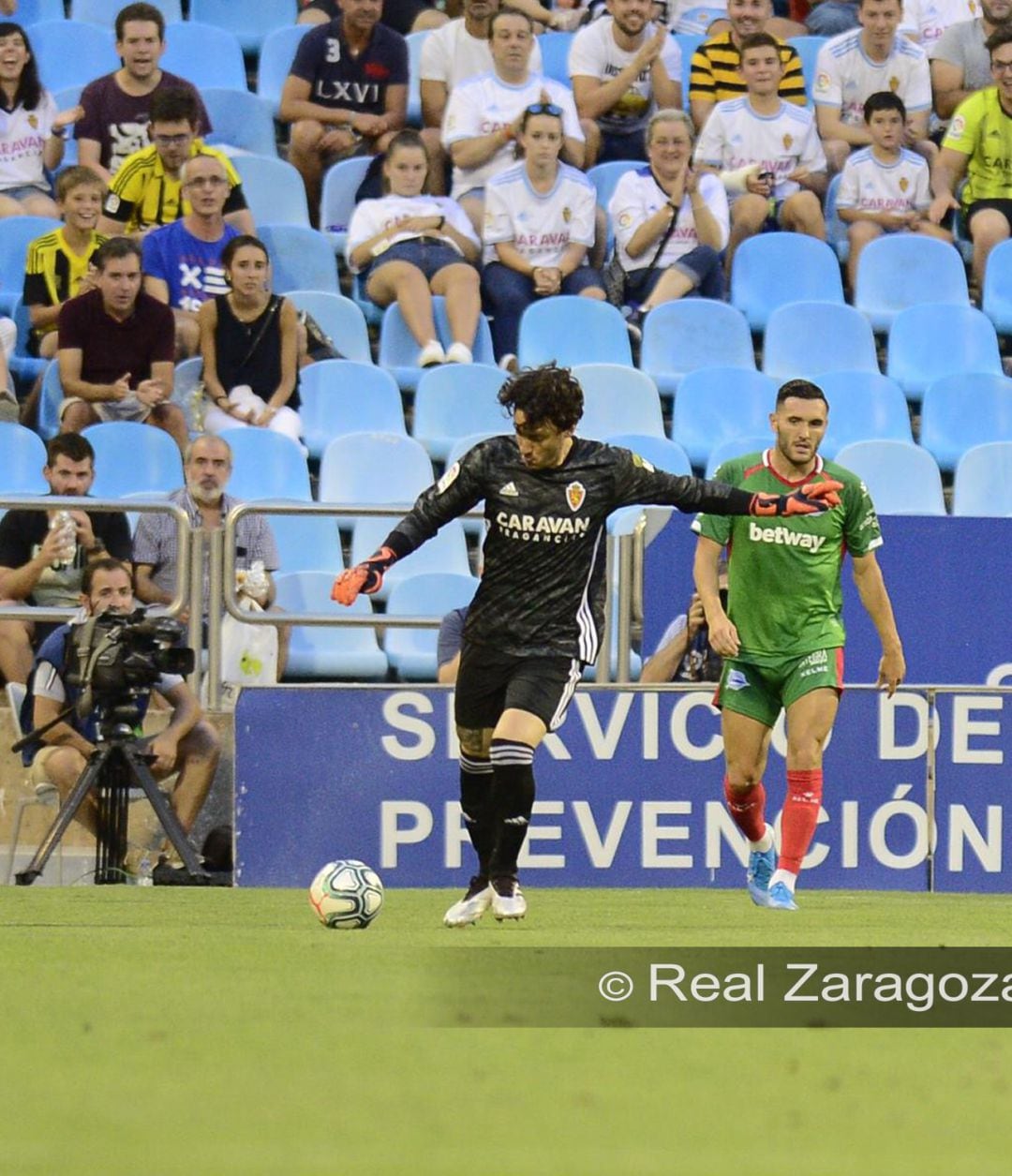 Cristian Álvarez inicia una jugada del Real Zaragoza