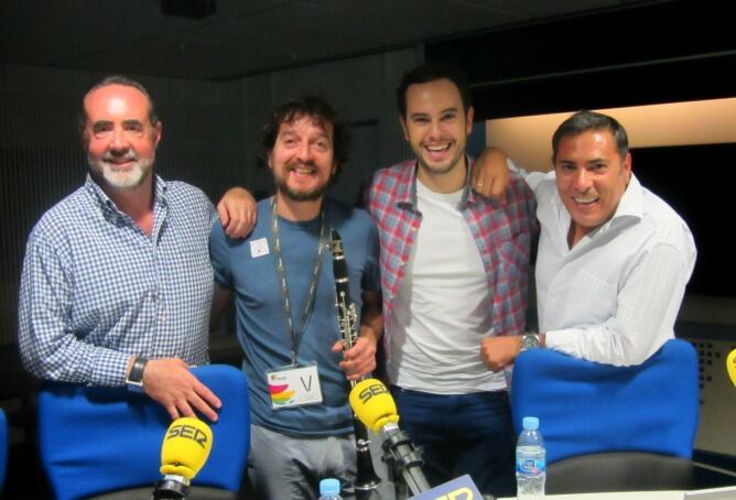 Jorge Blass y Nacho Mastretta con parte del equipo de 'A Vivir Madrid'