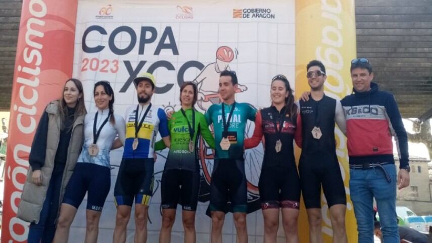 Los podios Élite masculino y femenino, juntos.